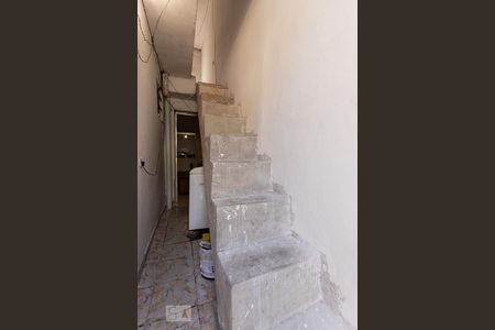 Casa à venda com 150m², 5 quartos e 2 vagas Casa à venda com 150m², 5 quartos e 2 vagasEscada