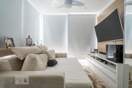 Sala de kitnet/studio para alugar com 1 quarto, 32m² em Chácara Santo Antônio, São Paulo