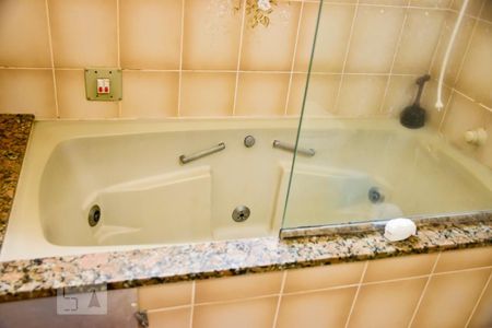 Casa à venda com 235m², 3 quartos e 2 vagasSuite com Hidro