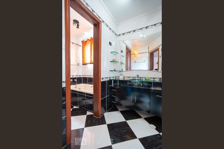 Casa à venda com 520m², 5 quartos e 5 vagasBanheiro das Suítes 2 e 3