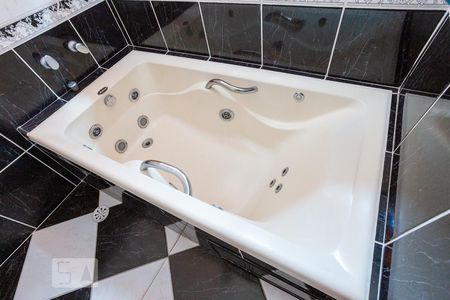 Casa à venda com 520m², 5 quartos e 5 vagasBanheiro das Suítes 2 e 3