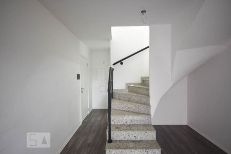 Escada de apartamento para alugar com 1 quarto, 90m² em Morumbi, São Paulo