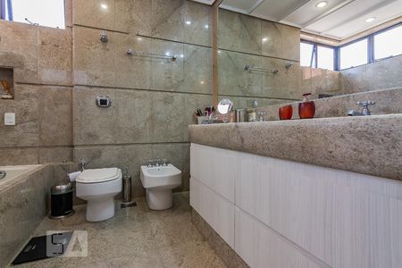 Apartamento à venda com 400m², 4 quartos e 5 vagasBanheiro Quarto 1 Suíte