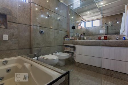 Apartamento à venda com 400m², 4 quartos e 5 vagasBanheiro Quarto 1 Suíte