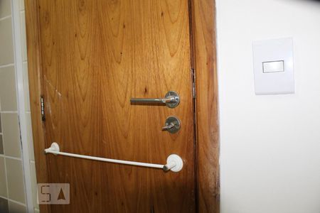 Apartamento para alugar com 80m², 2 quartos e 1 vagaBanheiro - detalhe porta