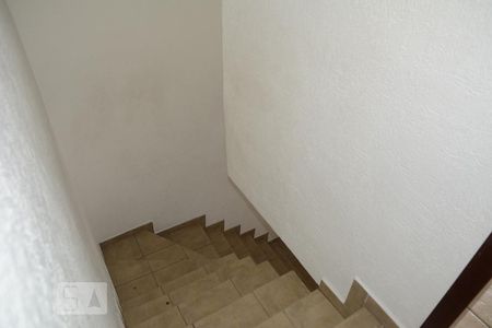 Escada de casa para alugar com 3 quartos, 100m² em Parque Pinheiros, Taboão da Serra