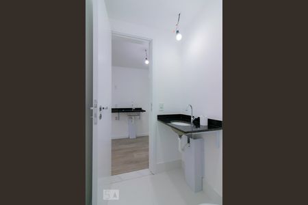 Banheiro de kitnet/studio para alugar com 1 quarto, 27m² em Indianópolis, São Paulo