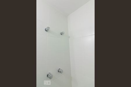 Banheiro de kitnet/studio para alugar com 1 quarto, 27m² em Indianópolis, São Paulo