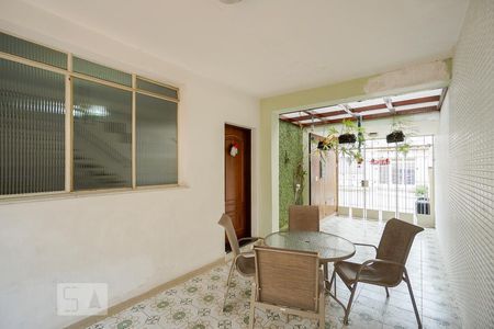 Casa à venda com 220m², 4 quartos e 4 vagasGaragem e hall de entrada