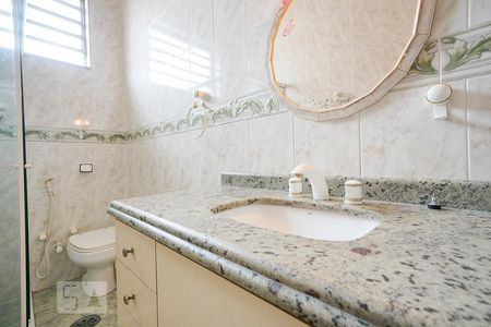 Casa à venda com 220m², 4 quartos e 4 vagasDetalhe banheiro social 02