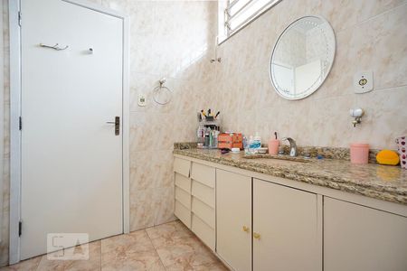 Casa à venda com 220m², 4 quartos e 4 vagasBanheiro suíte 03