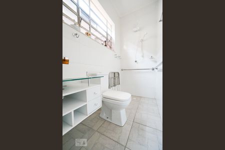 Casa à venda com 220m², 4 quartos e 4 vagasBanheiro social 01