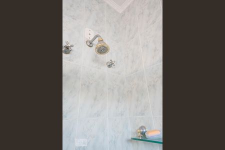 Casa à venda com 220m², 4 quartos e 4 vagasDetalhe banheiro suíte 02