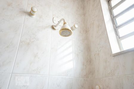 Casa à venda com 220m², 4 quartos e 4 vagasDetalhe banheiro social 02