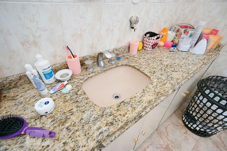 Casa à venda com 220m², 4 quartos e 4 vagasDetalhe banheiro suíte 03