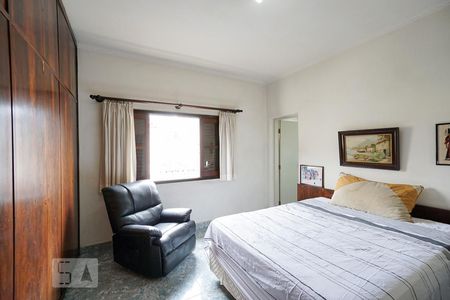 Casa à venda com 220m², 4 quartos e 4 vagasQuarto suíte 02