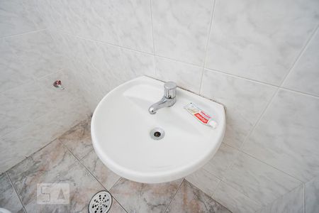 Casa à venda com 220m², 4 quartos e 4 vagasDetalhe banheiro suíte terraço 04