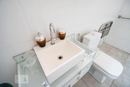 Casa à venda com 220m², 4 quartos e 4 vagasDetalhe banheiro social 01