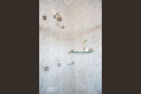 Casa à venda com 220m², 4 quartos e 4 vagasDetalhe banheiro suíte 02