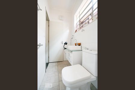 Casa à venda com 220m², 4 quartos e 4 vagasBanheiro social 01