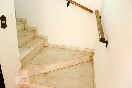 Casa à venda com 150m², 5 quartos e 7 vagasEscada de Acesso aos Quartos 