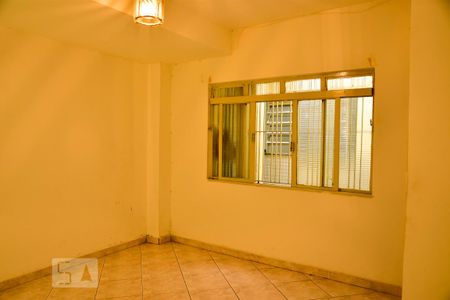 Sala Vista Ampla e Janelas de casa para alugar com 2 quartos, 80m² em Vila Marieta, São Paulo