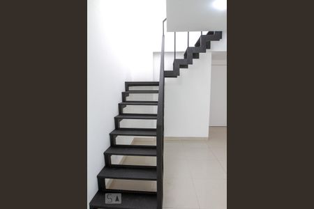 Apartamento para alugar com 188m², 3 quartos e 2 vagas Apartamento para alugar com 188m², 3 quartos e 2 vagasEscada