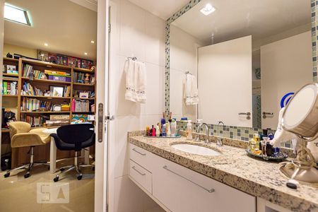Banheiro Canadense de apartamento à venda com 4 quartos, 150m² em Charitas, Niterói