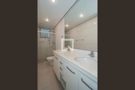 Casa de condomínio para alugar com 200m², 3 quartos e sem vaga Casa de condomínio para alugar com 200m², 3 quartos e sem vagaBanheiro da Suíte