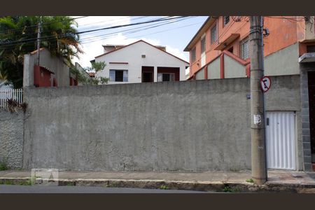 Casa à venda com 145m², 4 quartos e sem vaga Casa à venda com 145m², 4 quartos e sem vagaFachada