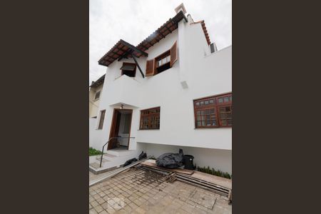 Casa para alugar com 250m², 3 quartos e 1 vaga Casa para alugar com 250m², 3 quartos e 1 vagaFachada