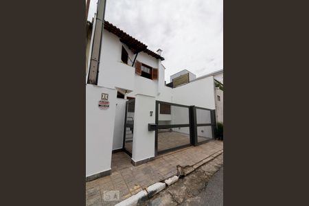 Casa para alugar com 250m², 3 quartos e 1 vaga Casa para alugar com 250m², 3 quartos e 1 vagaFachada