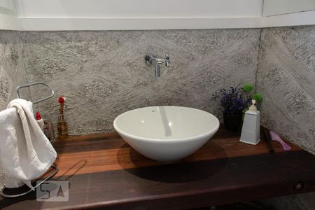 Casa à venda com 250m², 3 quartos e 2 vagas Casa à venda com 250m², 3 quartos e 2 vagasBanheiro Social