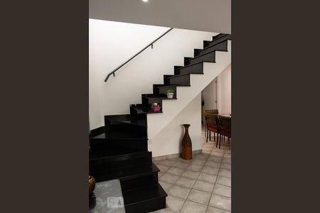 Casa à venda com 250m², 3 quartos e 2 vagas Casa à venda com 250m², 3 quartos e 2 vagasEscada