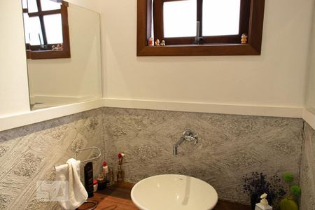 Casa à venda com 250m², 3 quartos e 2 vagas Casa à venda com 250m², 3 quartos e 2 vagasBanheiro Social