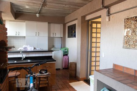 Casa à venda com 250m², 3 quartos e 2 vagas Casa à venda com 250m², 3 quartos e 2 vagasChurrasqueira