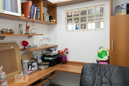 Casa à venda com 250m², 3 quartos e 2 vagas Casa à venda com 250m², 3 quartos e 2 vagasEscritório