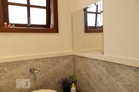 Casa à venda com 250m², 3 quartos e 2 vagas Casa à venda com 250m², 3 quartos e 2 vagasBanheiro Social