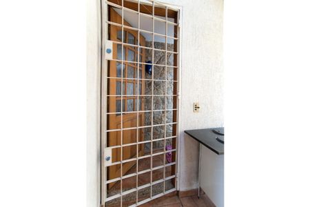 Casa à venda com 300m², 2 quartos e 2 vagasGrades de proteção