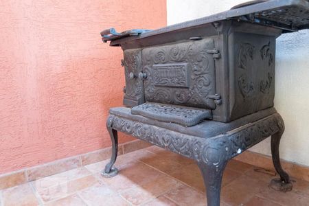 Casa à venda com 300m², 2 quartos e 2 vagasDetalhe do fogão antigo