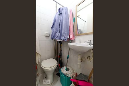 Apartamento à venda com 300m², 3 quartos e 2 vagas Apartamento à venda com 300m², 3 quartos e 2 vagasBanheiro de Serviço