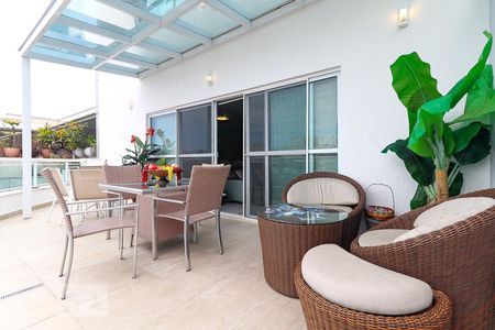 Apartamento à venda com 300m², 3 quartos e 2 vagas Apartamento à venda com 300m², 3 quartos e 2 vagasVaranda da Sala