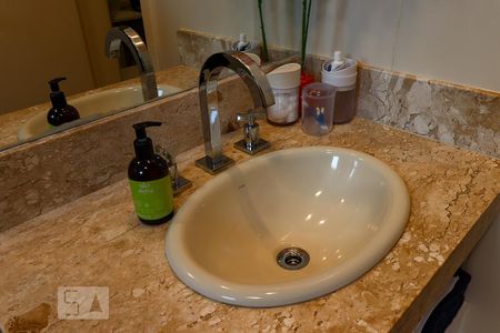 Apartamento à venda com 300m², 3 quartos e 2 vagas Apartamento à venda com 300m², 3 quartos e 2 vagasBanheiro da Suíte 1