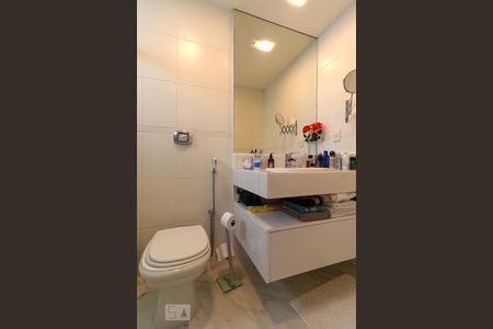 Apartamento à venda com 300m², 3 quartos e 2 vagas Apartamento à venda com 300m², 3 quartos e 2 vagasBanheiro da Suíte 2