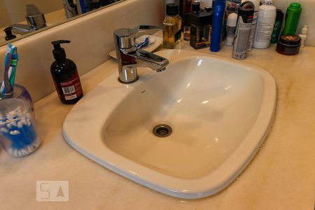 Apartamento à venda com 300m², 3 quartos e 2 vagas Apartamento à venda com 300m², 3 quartos e 2 vagasBanheiro da Suíte 2