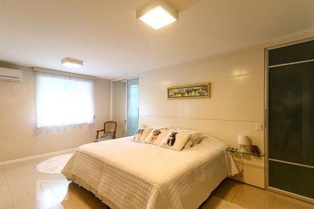 Apartamento à venda com 300m², 3 quartos e 2 vagas Apartamento à venda com 300m², 3 quartos e 2 vagasSuíte 2