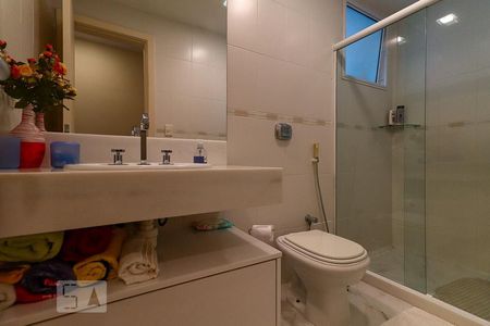 Apartamento à venda com 300m², 3 quartos e 2 vagas Apartamento à venda com 300m², 3 quartos e 2 vagasBanheiro Corredor