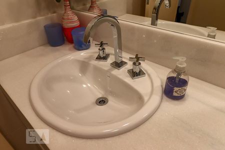 Apartamento à venda com 300m², 3 quartos e 2 vagas Apartamento à venda com 300m², 3 quartos e 2 vagasBanheiro Corredor