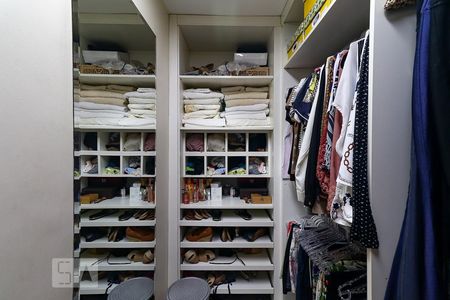 Apartamento à venda com 300m², 3 quartos e 2 vagas Apartamento à venda com 300m², 3 quartos e 2 vagasCloset da Suíte 2