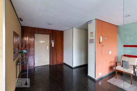 Apartamento à venda com 70m², 2 quartos e 2 vagasHall social